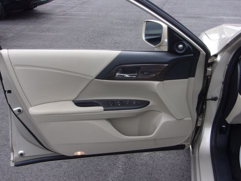 Used 2017 Honda Accord EX-L V6 Sedan image 31
