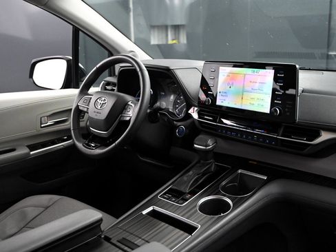 Used 2022 Toyota Sienna Limited image 52