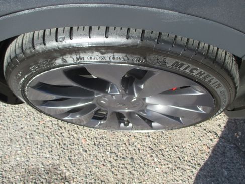 Used 2023 Tesla Model Y Performance image 18