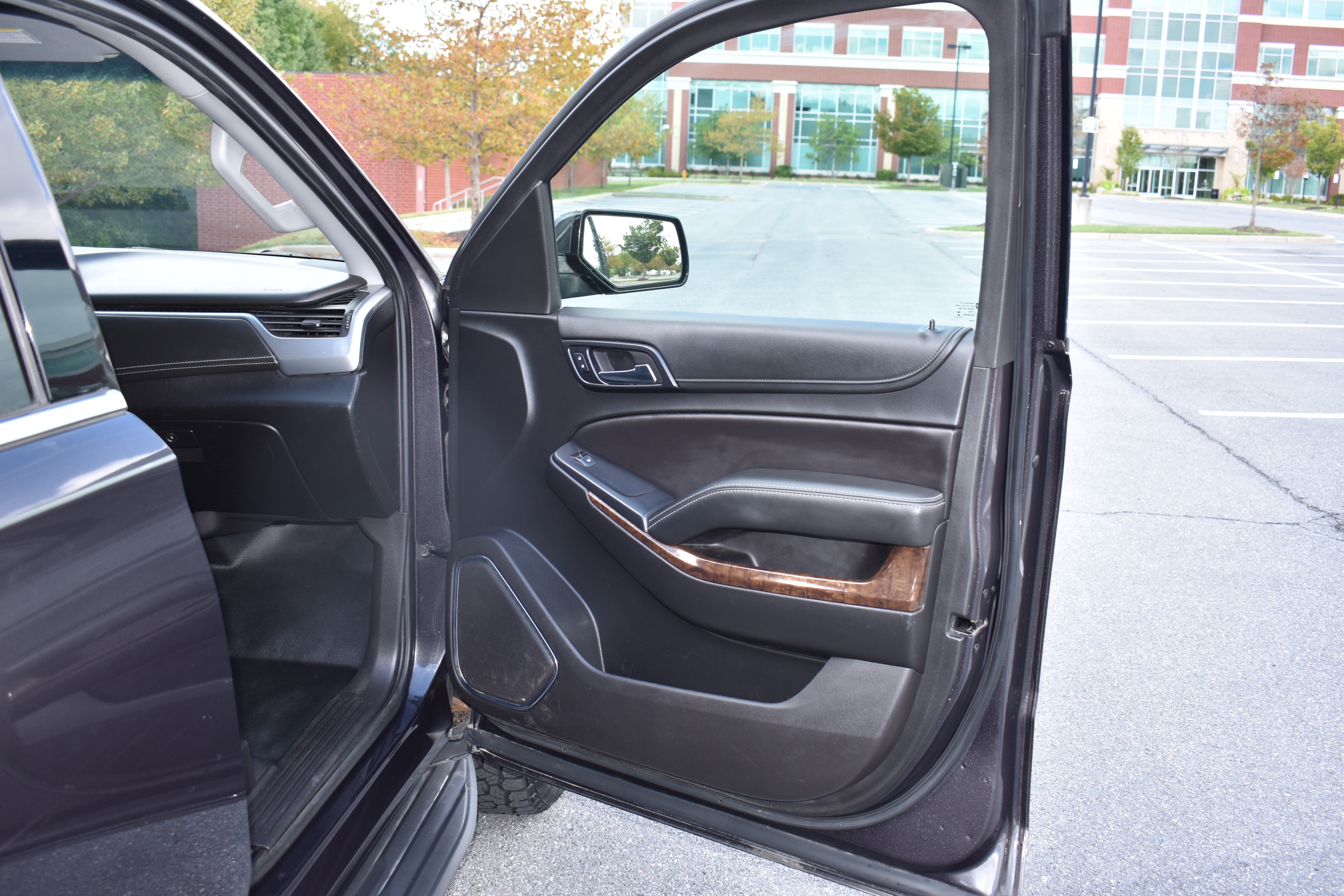 Used 2018 Chevrolet Tahoe 4WD image 33