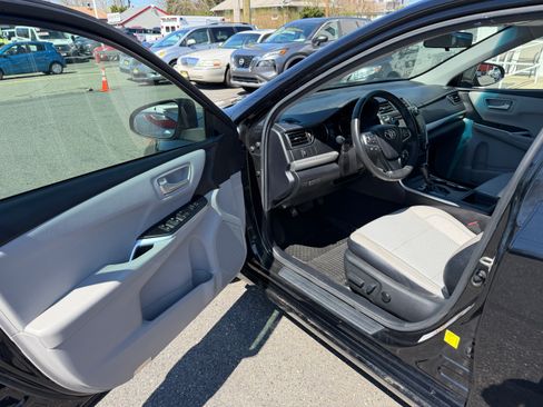 Used 2017 Toyota Camry SE image 2