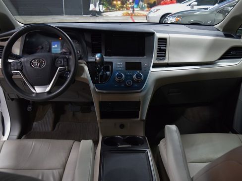 Used 2015 Toyota Sienna LE image 25