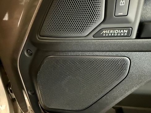 Used 2025 Land Rover Defender 110 OCTA image 23