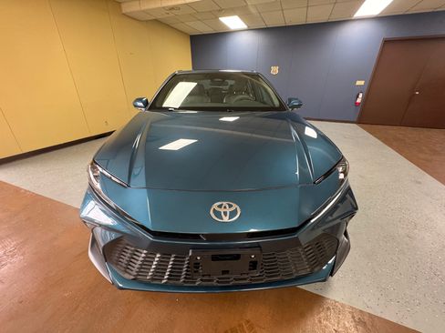 Used 2025 Toyota Camry SE image 1