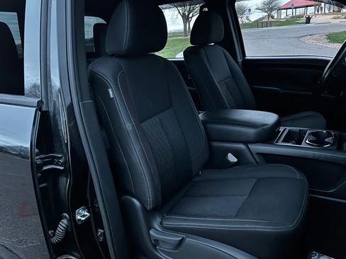 Used 2018 Nissan Titan XD SV image 20