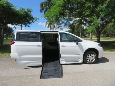 Used 2024 Chrysler Pacifica Touring-L FWD image 3