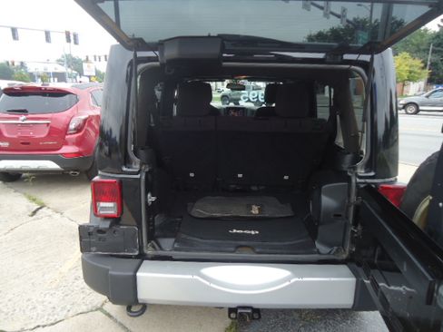 Used 2014 Jeep Wrangler 4WD Unlimited Sahara image 3