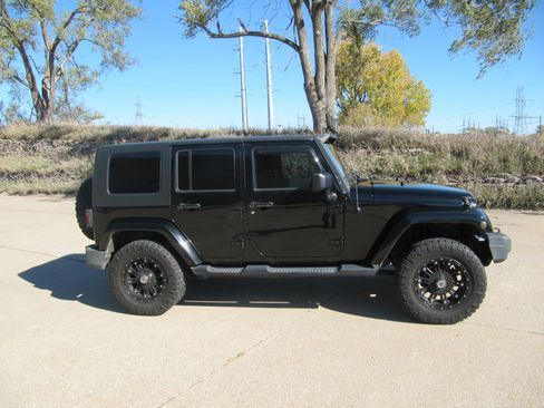 Used 2010 Jeep Wrangler Unlimited Sahara image 9