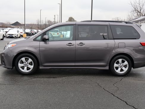 Used 2020 Toyota Sienna LE image 5
