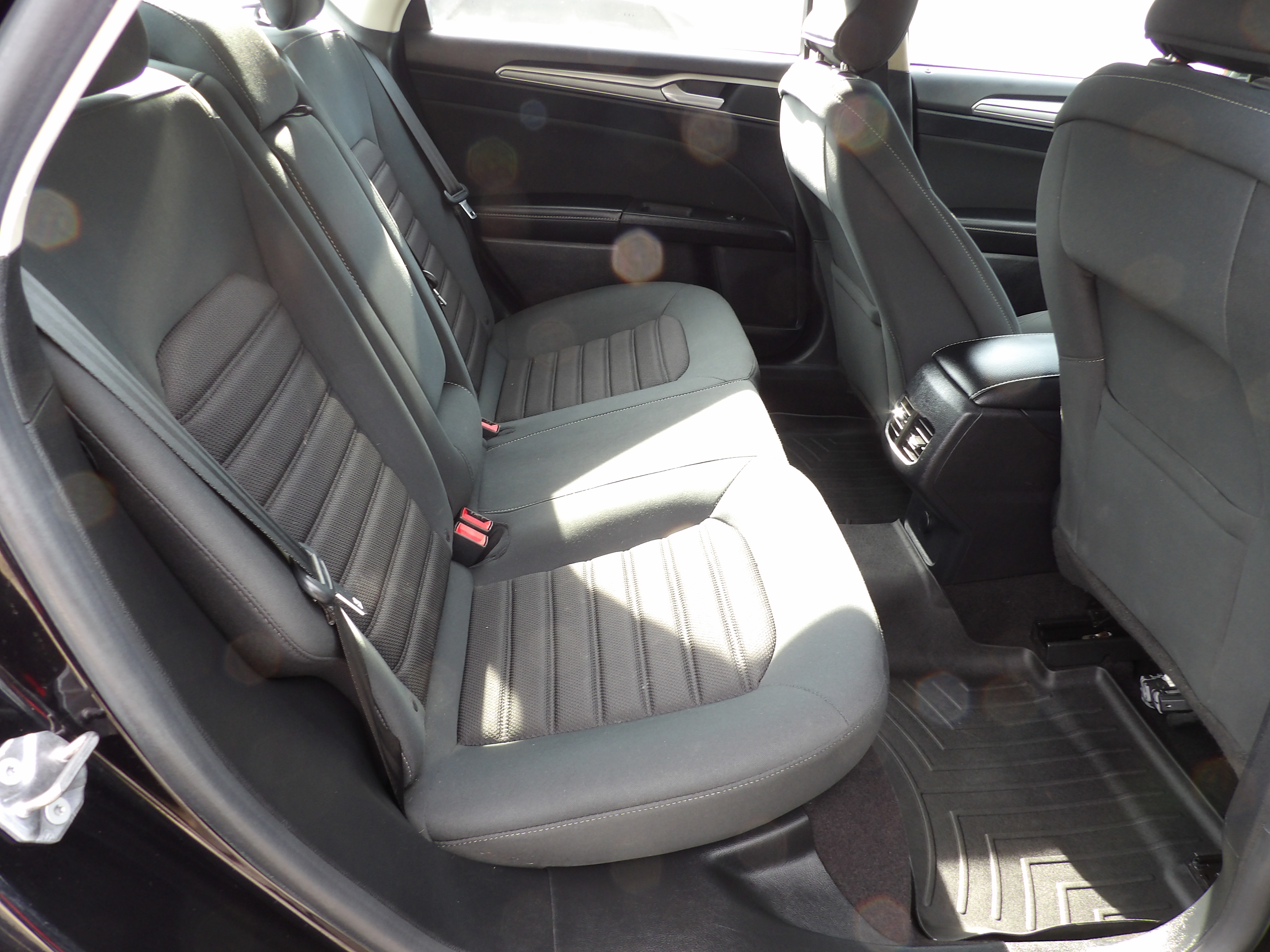 Used 2019 Ford Fusion SE FWD image 18