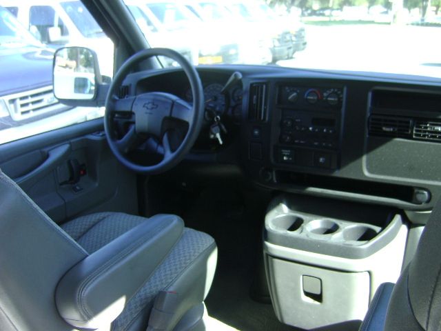 Used 2005 Chevrolet Express 3500 Extended RWD image 7