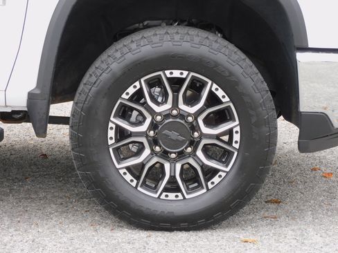 Used 2024 Chevrolet Silverado 2500 LTZ image 17