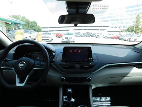 Used 2021 Nissan Altima 2.5 SV FWD image 12