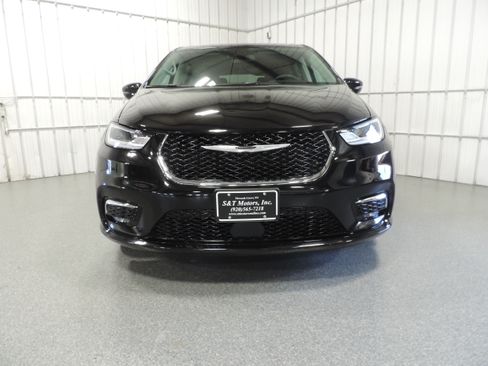 Used 2024 Chrysler Pacifica Touring-L AWD image 6