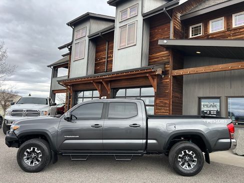 Used 2017 Toyota Tacoma TRD Off-Road image 3