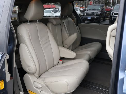 Used 2014 Toyota Sienna XLE image 15