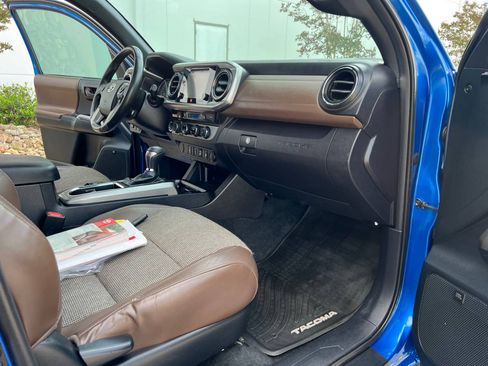Used 2016 Toyota Tacoma Limited image 15
