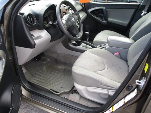 Used 2011 Toyota RAV4 image 19