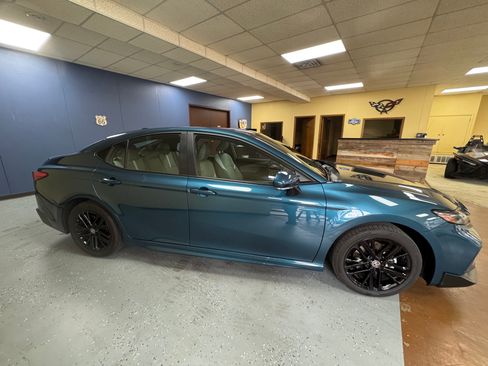 Used 2025 Toyota Camry SE image 4