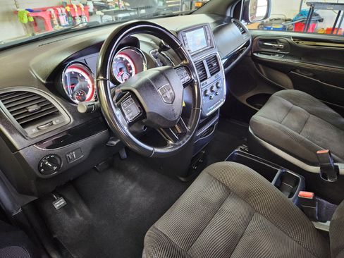 Used 2020 Dodge Grand Caravan SE Plus FWD image 12