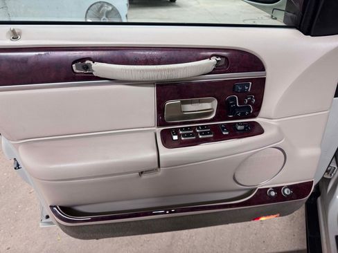 Used 2004 Lincoln Town Car Ultimate image 3