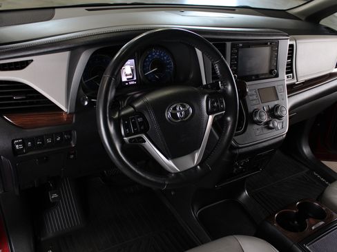 Used 2018 Toyota Sienna AWD image 7
