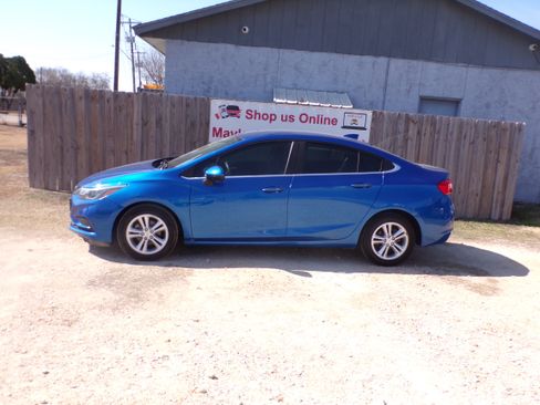 Used 2017 Chevrolet Cruze LT image 2