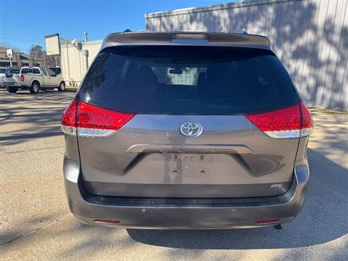 Used 2014 Toyota Sienna XLE image 3