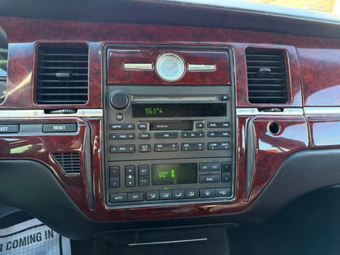 Used 2005 Lincoln Town Car Signature image 9