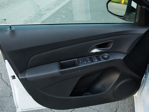 Used 2016 Chevrolet Cruze Limited LT image 16