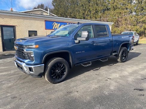 Used 2025 Chevrolet Silverado 2500 LT image 2