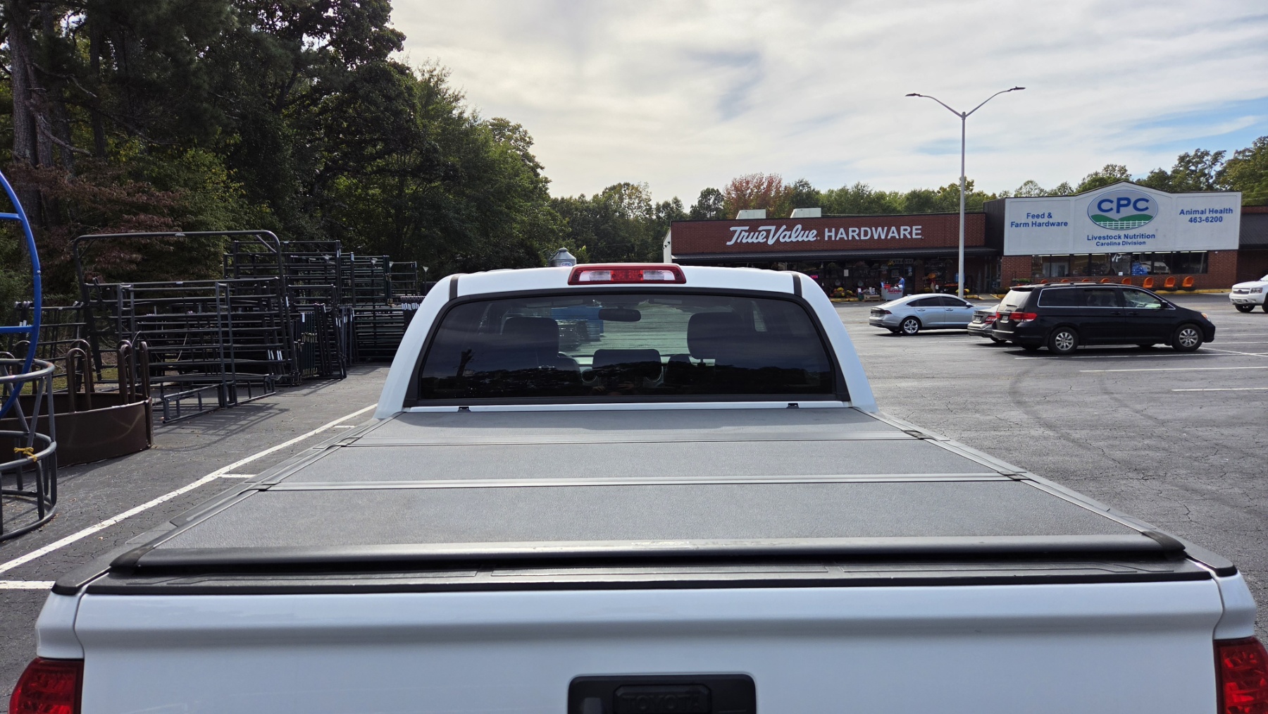 Used 2017 Toyota Tundra 4x4 CrewMax image 4