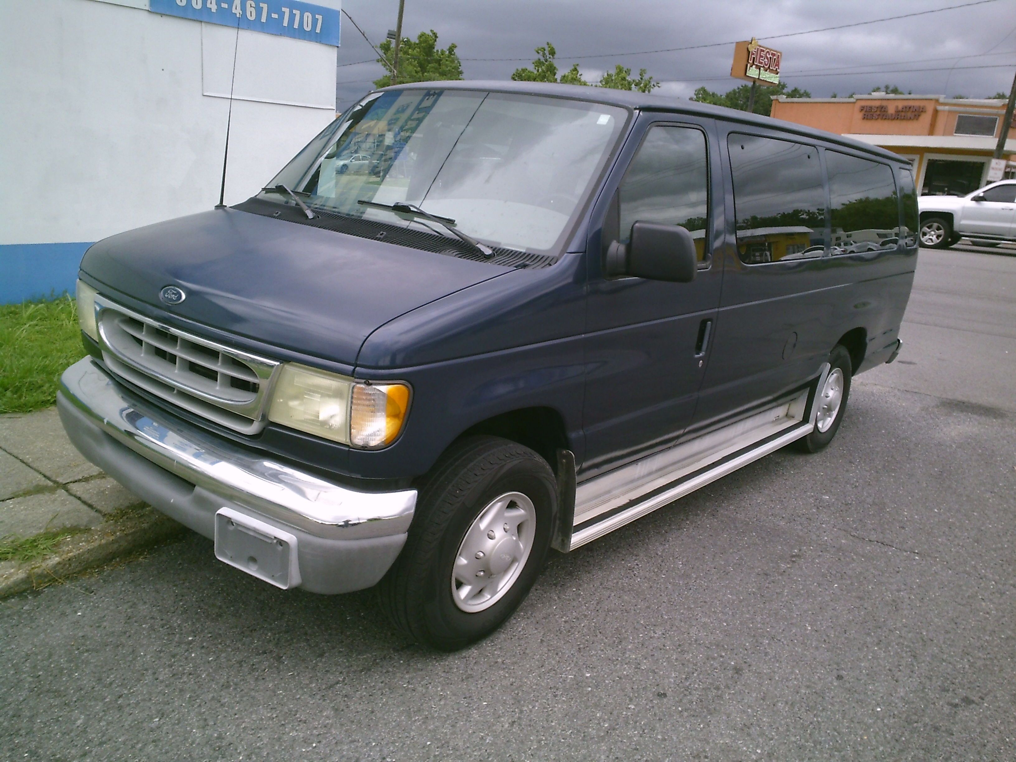 Used 2002 Ford E-350 and Econoline 350 Club Wagon Extended Super Duty RWD image 3