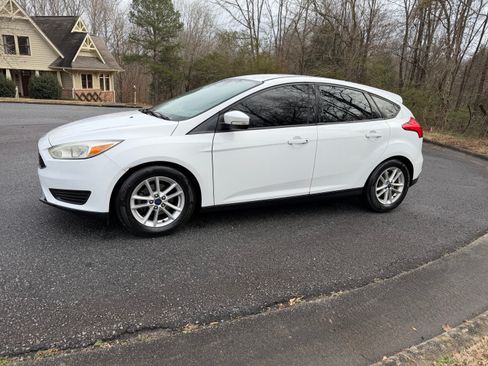Used 2015 Ford Focus SE image 2