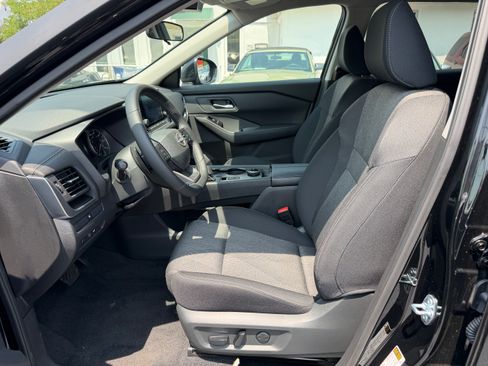 Used 2026 Nissan Rogue AWD SV image 3