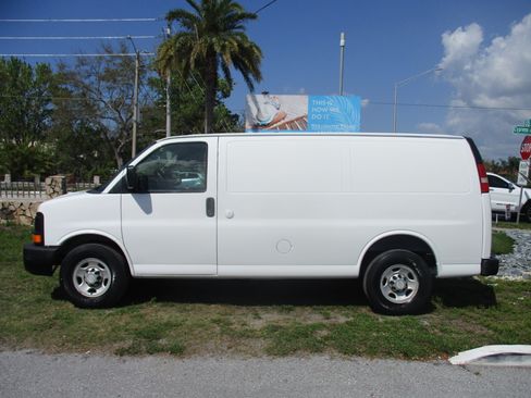 Used 2011 Chevrolet Express 2500 image 2