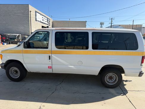 Used 2006 Ford E-350 and Econoline 350 Super Duty Wagon RWD image 5