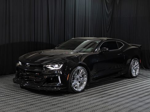 Used 2017 Chevrolet Camaro ZL1 Coupe RWD image 3