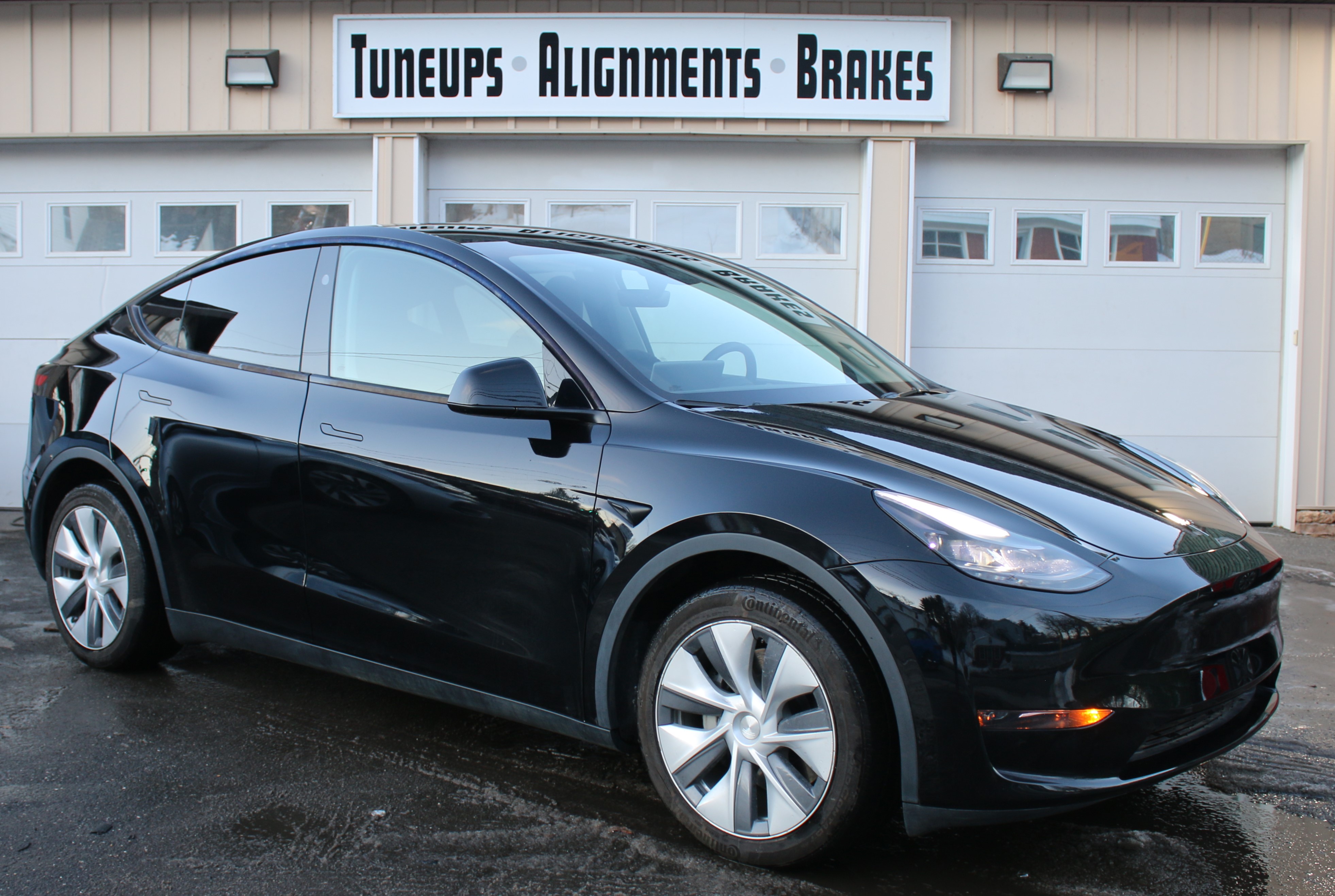 Used 2023 Tesla Model Y AWD image 1