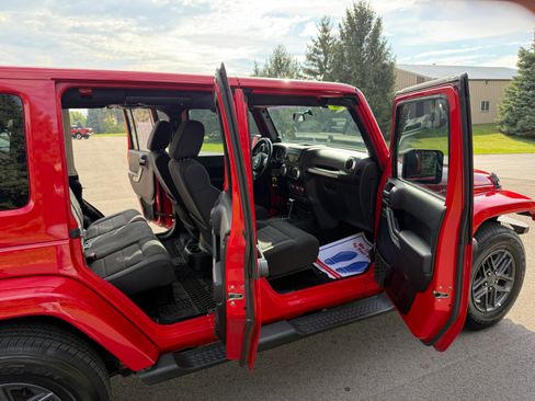 Used 2012 Jeep Wrangler Unlimited Sahara image 9