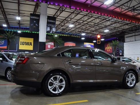 Used 2015 Ford Taurus SE image 8