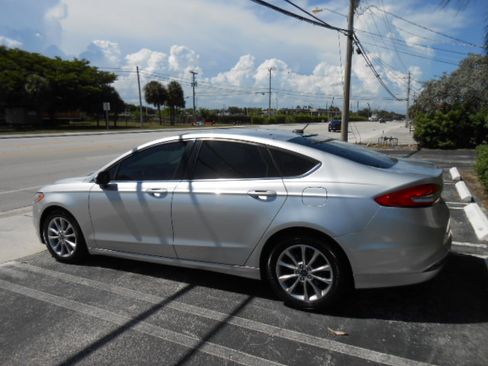 Used 2017 Ford Fusion SE FWD image 3