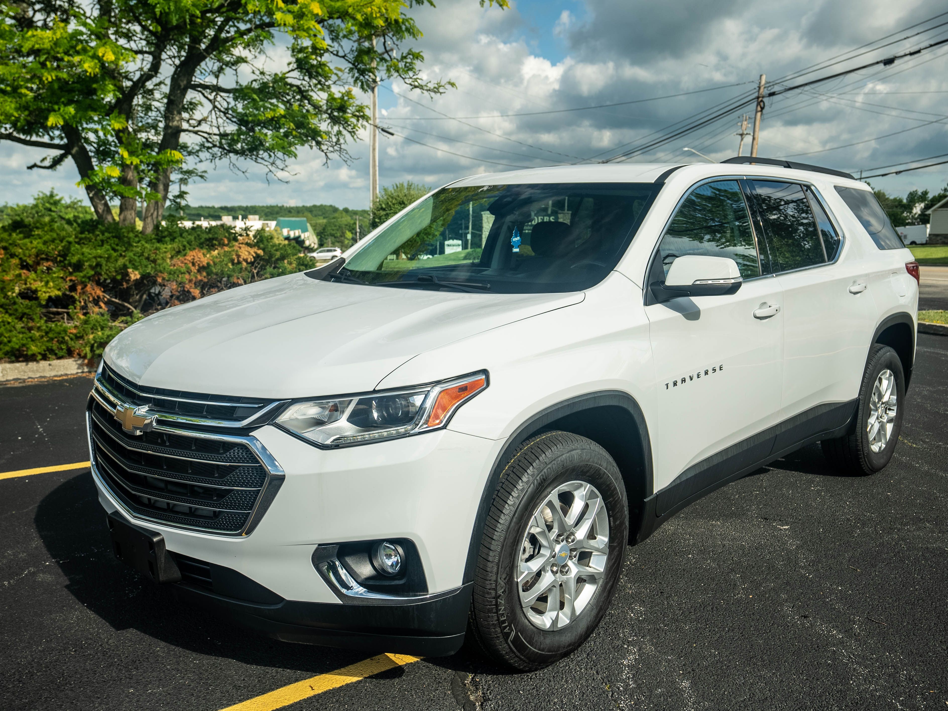 Used 2021 Chevrolet Traverse AWD LT image 1