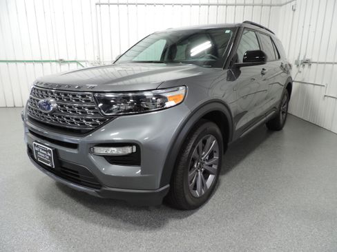 Used 2023 Ford Explorer XLT image 1