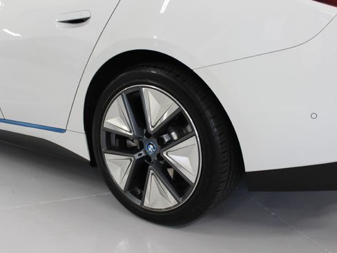 Used 2024 BMW i4 eDrive40 image 11
