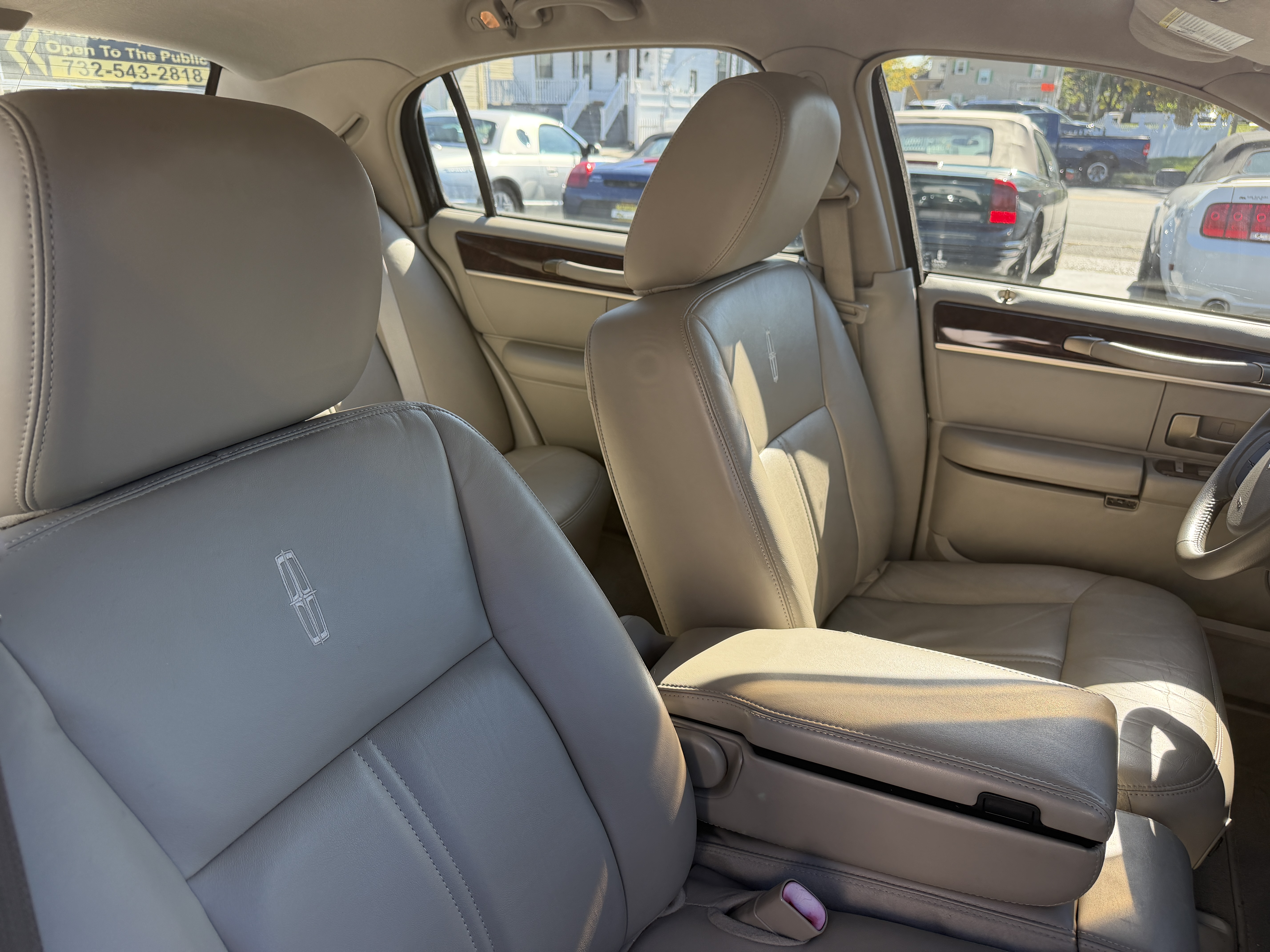 Used 2011 Lincoln Town Car Signature Limited RWD image 18