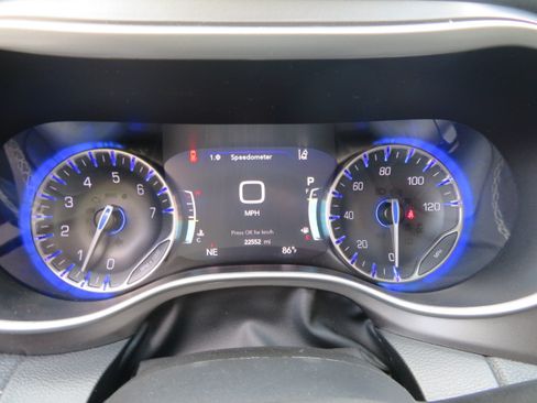 Used 2024 Chrysler Pacifica Touring-L FWD image 27