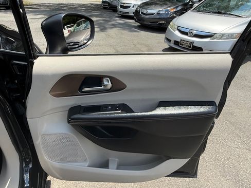 Used 2020 Chrysler Voyager LXi image 11