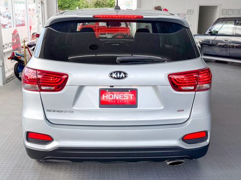 Used 2019 Kia Sorento FWD image 5