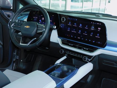 Used 2025 Chevrolet Equinox EV LT image 21